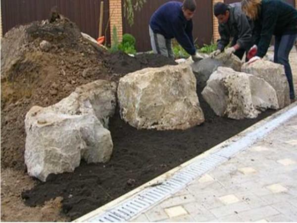 The largest and heaviest stones are placed at the bottom