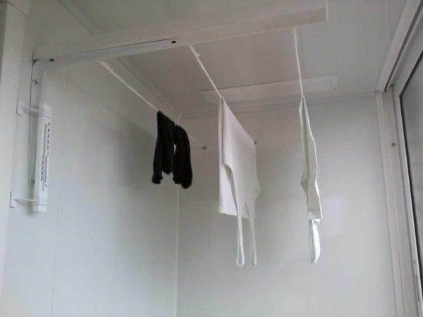 The simplest version of a homemade clothes dryer on the loggia 