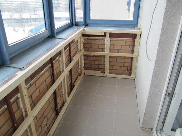 Example of a balcony batten under a tiling