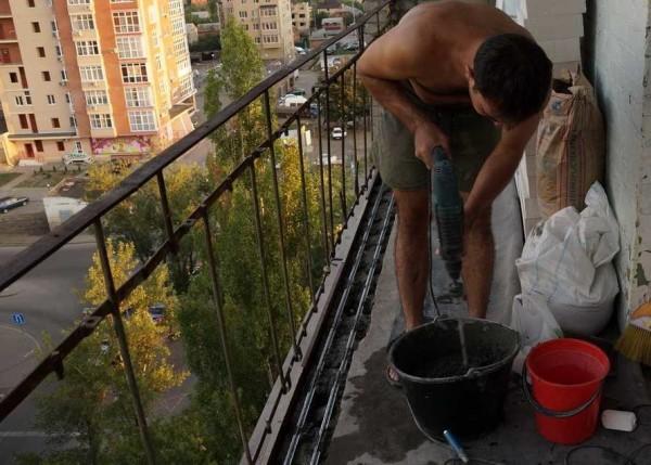 Se il bordo della soletta del balcone è irregolare, viene ricoperto di calcestruzzo.