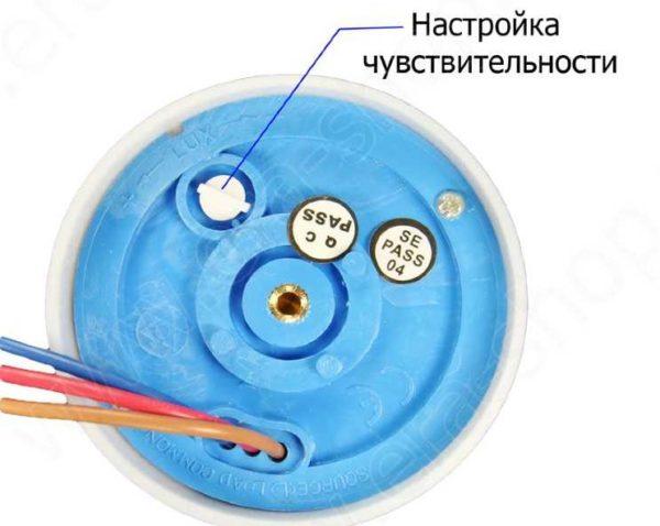 Find a similar regulator on the housing - it adjusts the sensitivity of the photoreluver with it