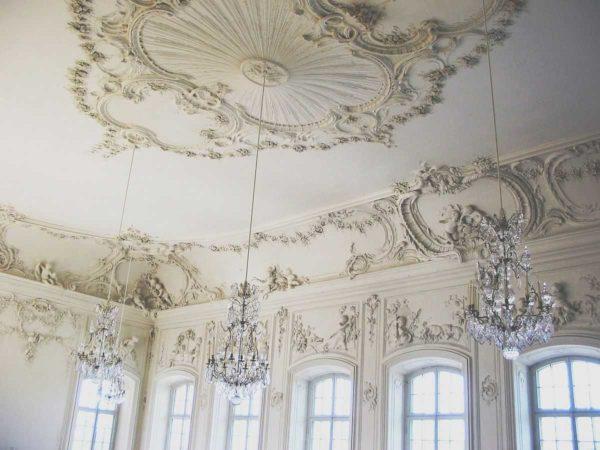 Stucco in the interior: such complex patterns are definitely plaster decorations