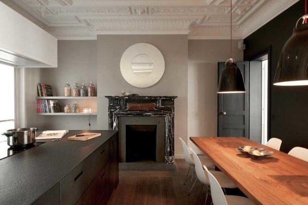 Stucco in the interior of a large and modern kitchen also does not seem superfluous