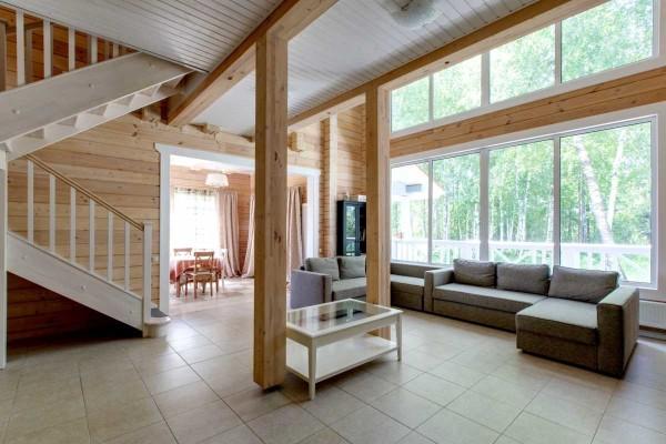 The photo shows the interior finishing of a two-storey log house. No complicated solutions. Only different colors and clear lines