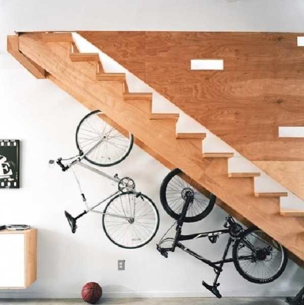 Bicycles or strollers can be placed under the stairs