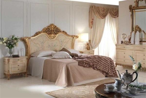 Example of a classic style bedroom