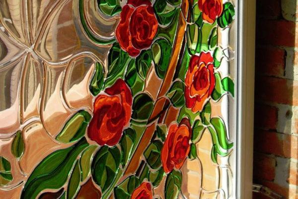 Fusing stained glass can be distinguished by the absence of lintels