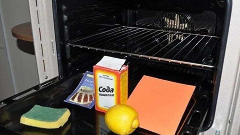 Cleaning the oven with vinegar and baking soda