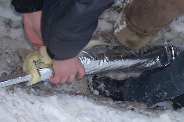 Um die Wasserleitung bei Frost nicht im Freien isolieren zu müssen, ist es besser, dies im Voraus zu tun