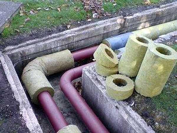 Example of laying pipes above the frost depth in a prepared ditch. Insulation of water pipes is carried out with a special insulator with a suitable inner diameter