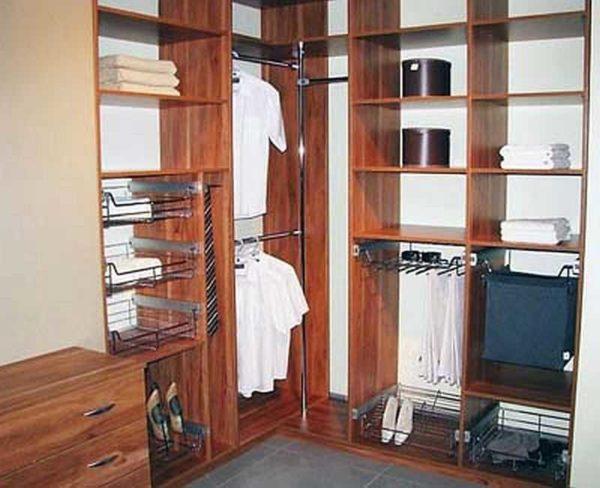 Filling the closet in the corner: install two adjacent shoulder racks