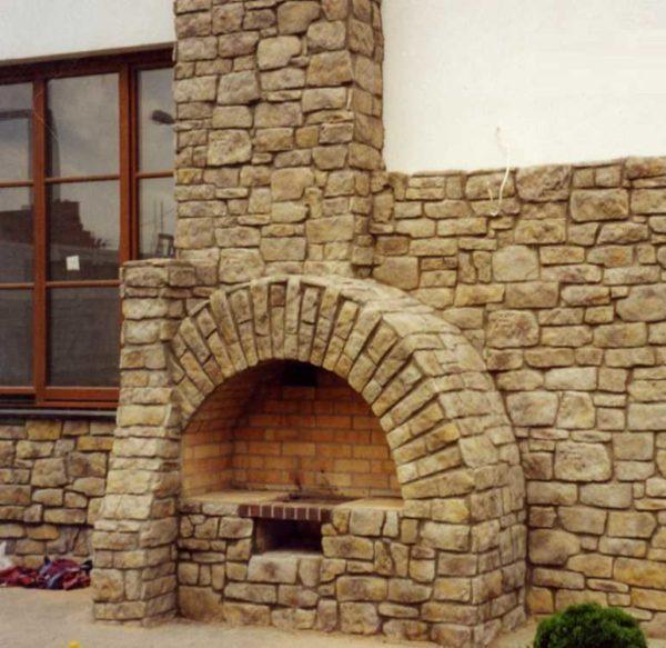 Stone fireplace cladding can also be done outdoors