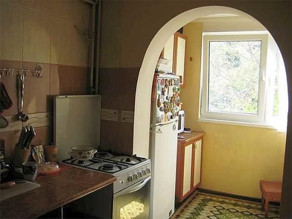 Taking the refrigerator out on the balcony is an interesting solution