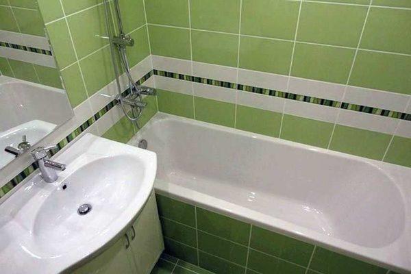 The design of the bathroom in the Khrushchevka is better to make in light colors. In this example, a calm shade of green is used 