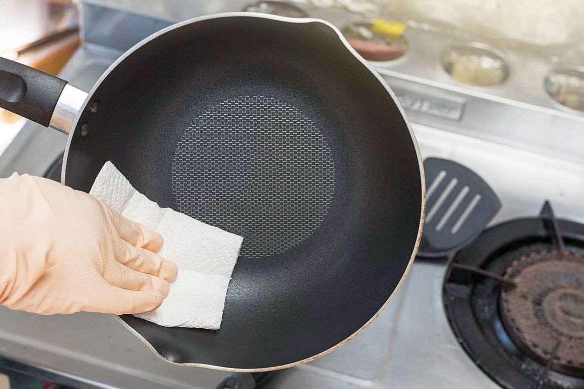 How to clean a frying pan from soot at home