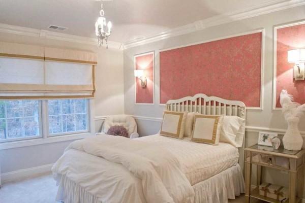 Wallpaper panels are used in the classic decoration of rooms