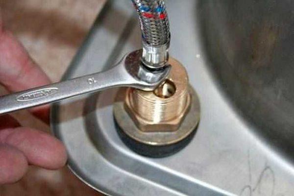 Screw the flexible supply line into the holes on the mixer body, tighten lightly with a wrench