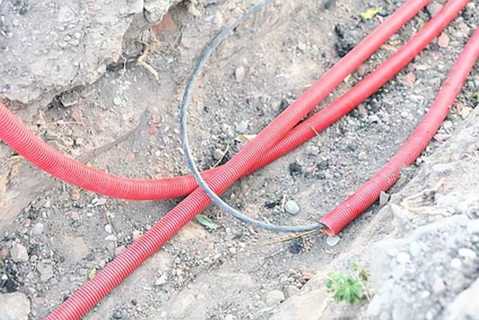 How to lay a cable in the ground