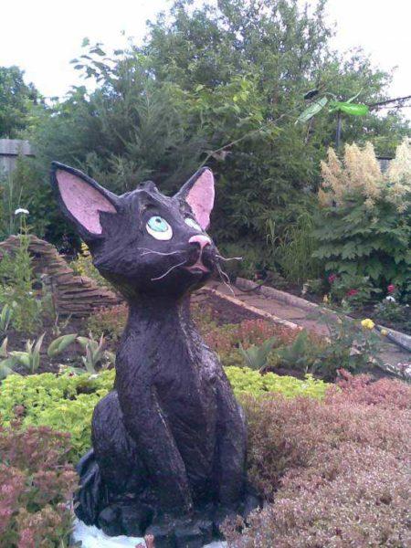 The cat is tall - over 160 cm at the base of the pin. The head was made separately, then joined with 