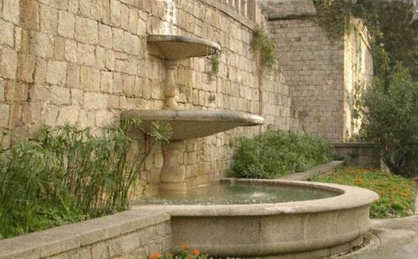 Classic wall fountain design