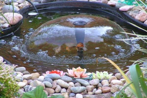 Garden fountain from a plastic bowl