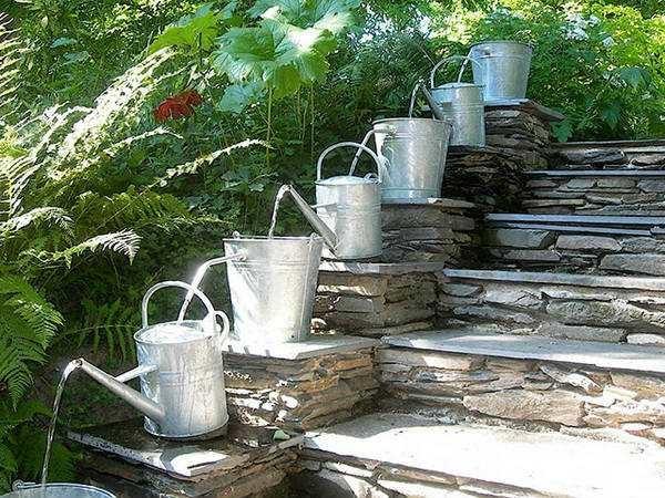 Fountain in the countryside with your own hands from watering cans and buckets