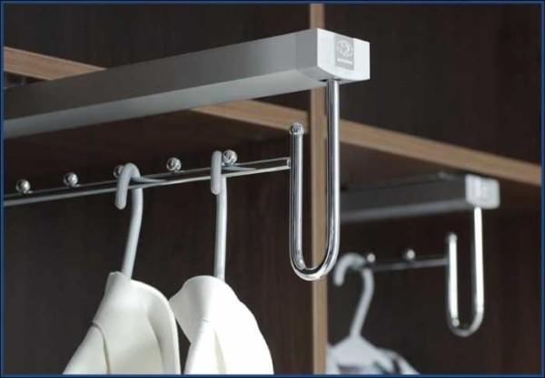 Extendable brackets for clothes hangers