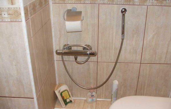 Hygienic toilet shower with built-in thermostat