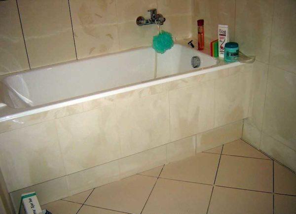 The tile screen under the bathtub is ready