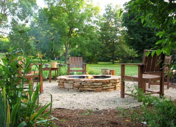 If you equip the campfire area with a fire pit and put a couple of benches, it will turn out to be a very cozy place