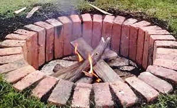 This is the kind of fire hearth you can make with bricks in a few hours 