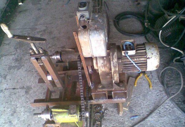 Rolling tube bender with electric drive