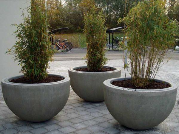 Outdoor flowerpots made of concrete are easy to make with your own hands