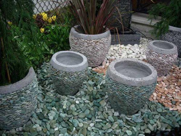 Concrete flowerpots finished with colored pebbles