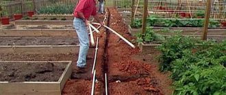 Cómo hacer una tubería de agua en la dacha: elegir tuberías, esquema, método de colocación