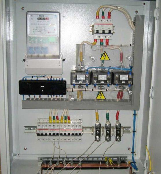 Connection of an electric meter in a three-phase network via current transformers