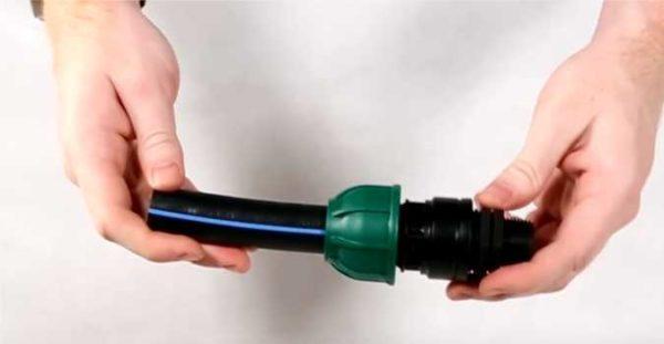 Polyethylene pipe joints on crimp fittings are tightened by hand