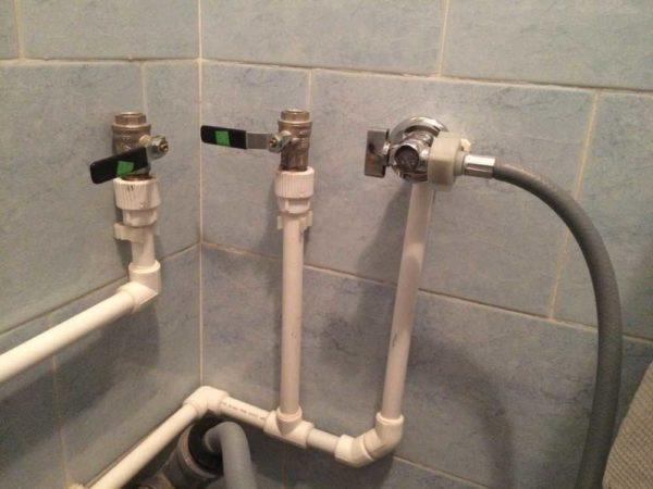 Example of polypropylene pipe installation in a bathroom