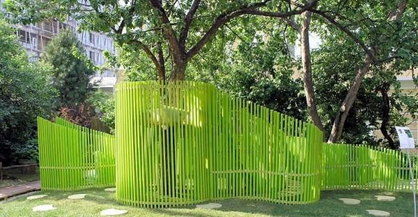 Who would have thought that often nailed thin boards would make such an interesting fence