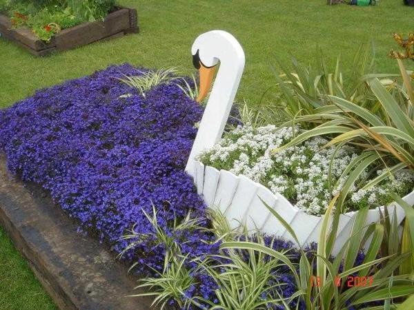 Swan flower bed made of planks