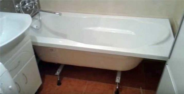 Installation of the acrylic bathtub on the legs is complete