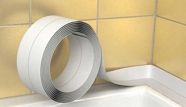 The joint between the acrylic bathtub and the wall can be sealed with special tape