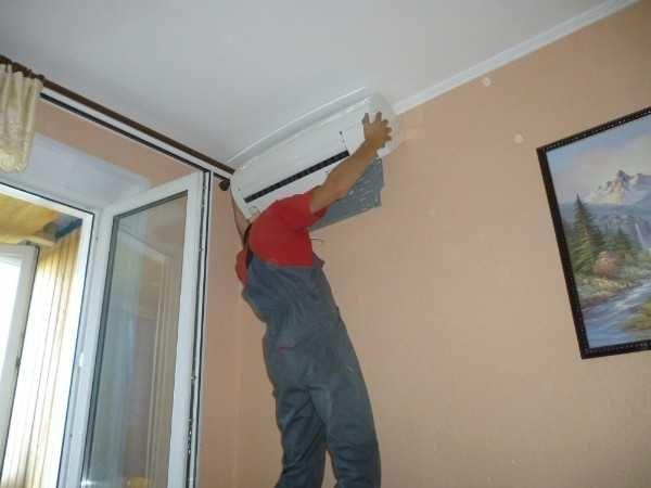 To make hanging the indoor unit easier, practice hooking it onto a plate before you begin installation