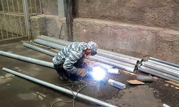 It is better to weld galvanized steel outdoors: evaporating zinc is very harmful