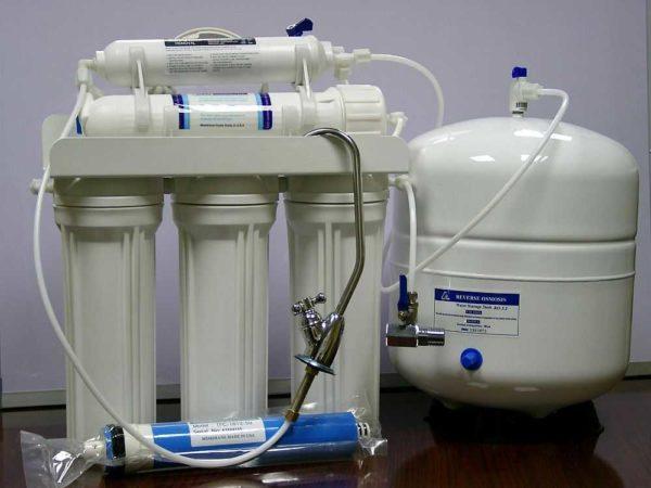 Reverse osmosis systems are equipped with a tank for purified water, so you need to find a place for it under the sink