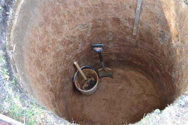 First, a shaft is dug to the aquifer, then rings are placed in it