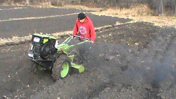 When working with power tillers, physical effort is required to hold the machine in the desired position