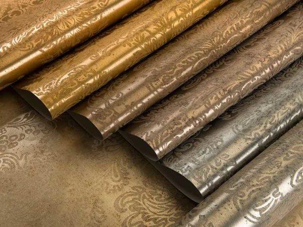 Metallized wallpaper has a distinctive sheen 