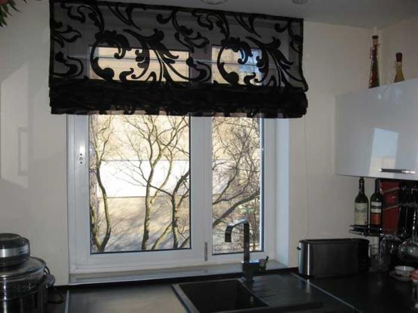 Translucent Roman blind in the tone of the countertop will only look good in a very light-colored kitchen 