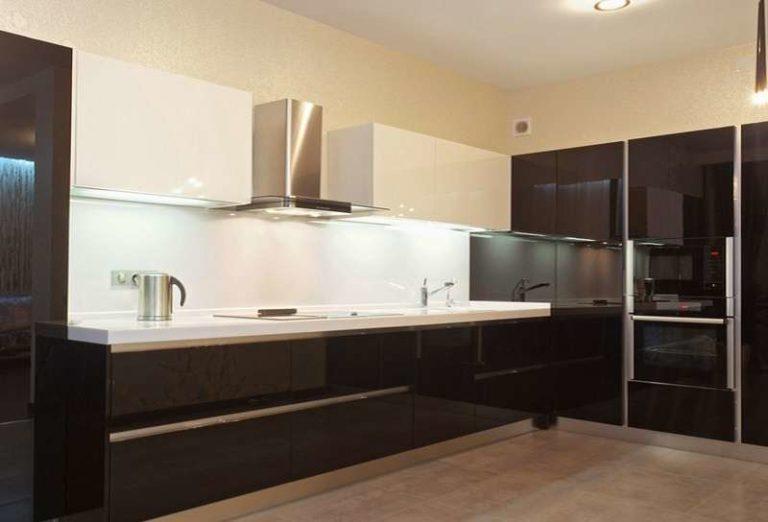 Black and white kitchen will not be so cold if the walls are painted in a warm and very light shade